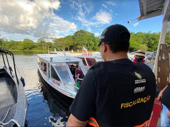 ‘Operação Flutuante’ flagra embarcações com excesso de passageiros no Amazonas