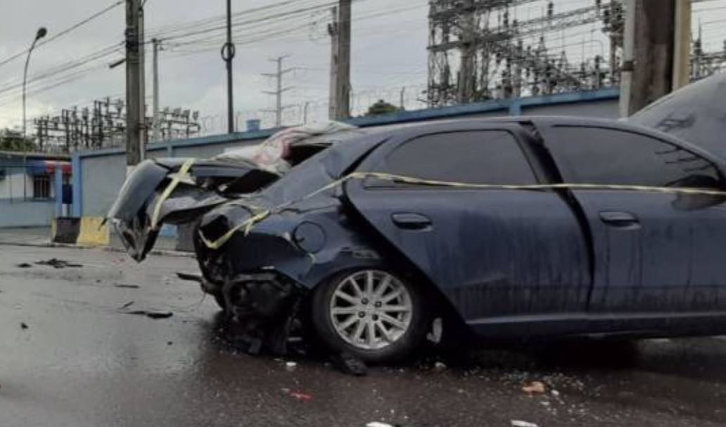 No Dia das Mães, acidente deixa quatro pessoas presas às ferragens em Manaus