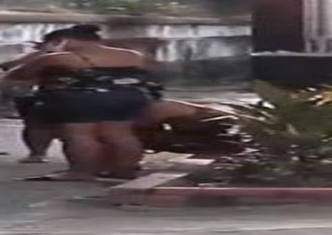 Com cemitérios fechados, Fantástico mostra filhos improvisando homenagem a mães falecidas em Manaus