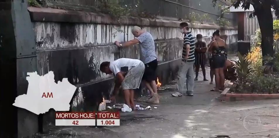Com cemitérios fechados, Fantástico mostra filhos improvisando homenagem a mães falecidas em Manaus