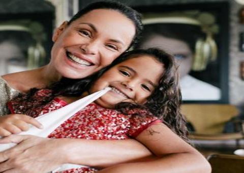 No dia das mães, atriz Carolina Ferraz fala sobre acidente doméstico com a filha: 'vidro por todo corpo'