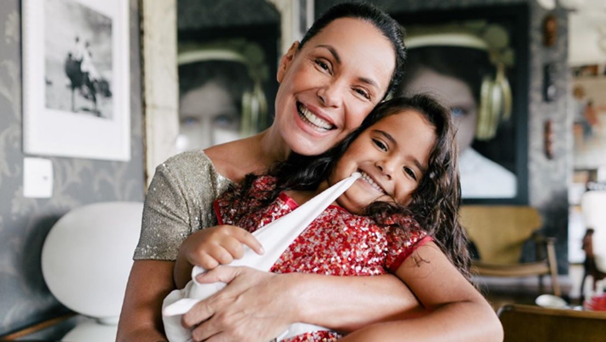 No dia das mães, atriz Carolina Ferraz fala sobre acidente doméstico com a filha: 'vidro por todo corpo'