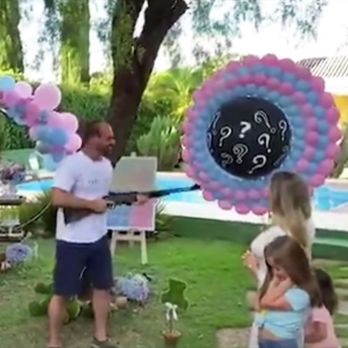 Eduardo Bolsonaro usa arma em chá revelação do primeiro filho 