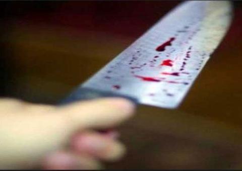 Jovem é encontrado morto com 7 facadas na frente de faculdade em Manaus