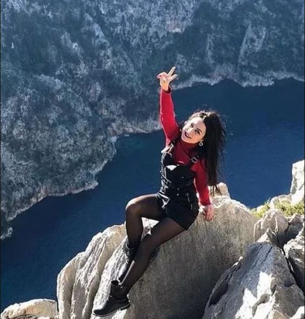 Mulher morre ao tirar foto para comemorar fim da quarentena