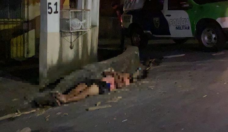 Suspeito de assalto tenta fugir subindo em árvore, mas é espancado por populares em Manaus