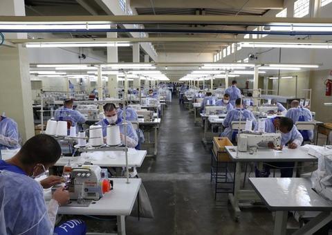 Governo põe detentos para trabalhar em cadeias e adquire 1,5 milhão de máscaras por semana