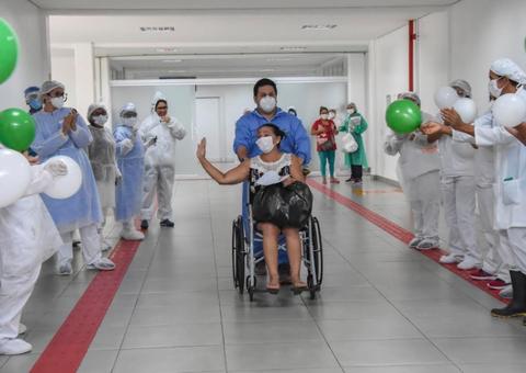 Em Manaus, 14 pacientes internado com Covid-19 recebem alta e deixam hospital de campanha