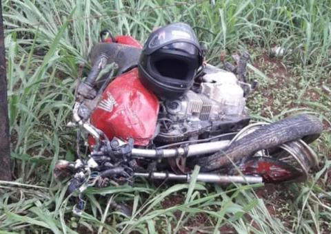 Pais morrem e criança de 3 anos fica ferida em acidente entre caminhonete e motocicleta