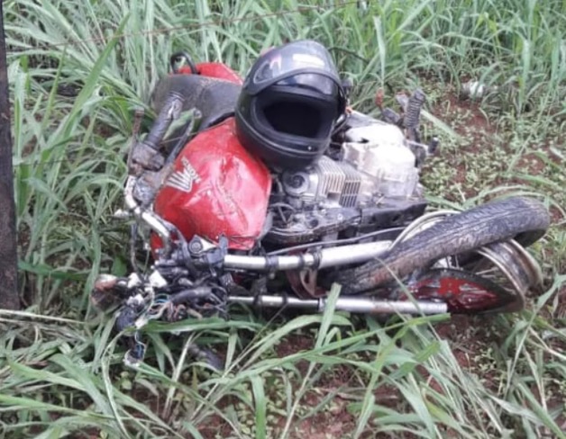 Pais morrem e criança de 3 anos fica ferida em acidente entre caminhonete e motocicleta