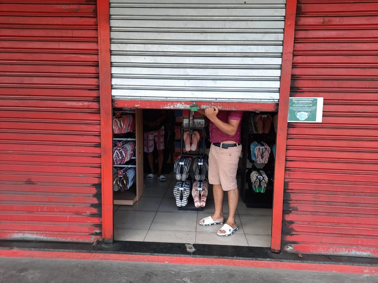 Estabelecimentos não essenciais são fechados pela polícia na zona Oeste de Manaus