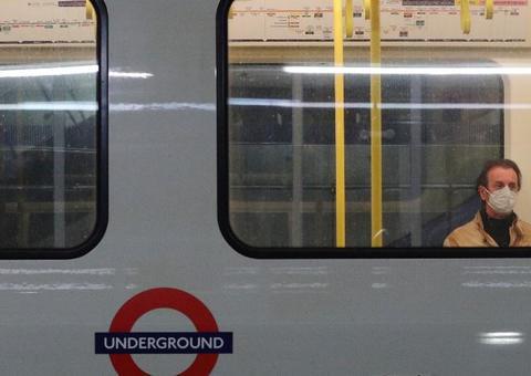 Funcionária britânica morre por coronavírus depois de levar cusparada