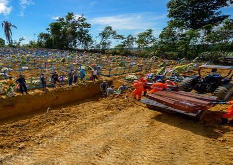 Manaus registra 100 enterros na abertura da semana; 15 por Covid-19