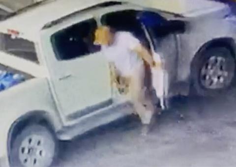 Vídeo mostra homem furtando carro estacionado em loja de auto peças em Manaus 