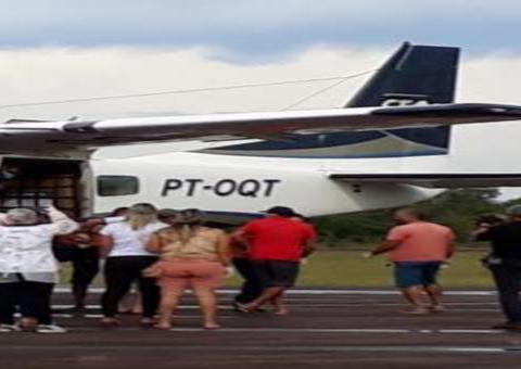 Moradores fazem cortejo após chegada de corpo de miss em Manicoré