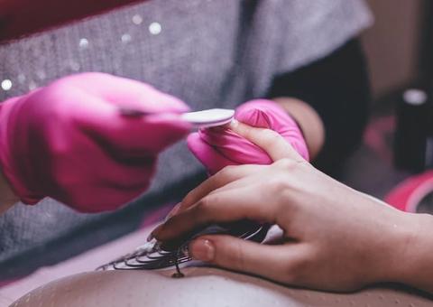 Bolsonaro deve vetar auxílio de R$ 600 para manicures e barbeiros