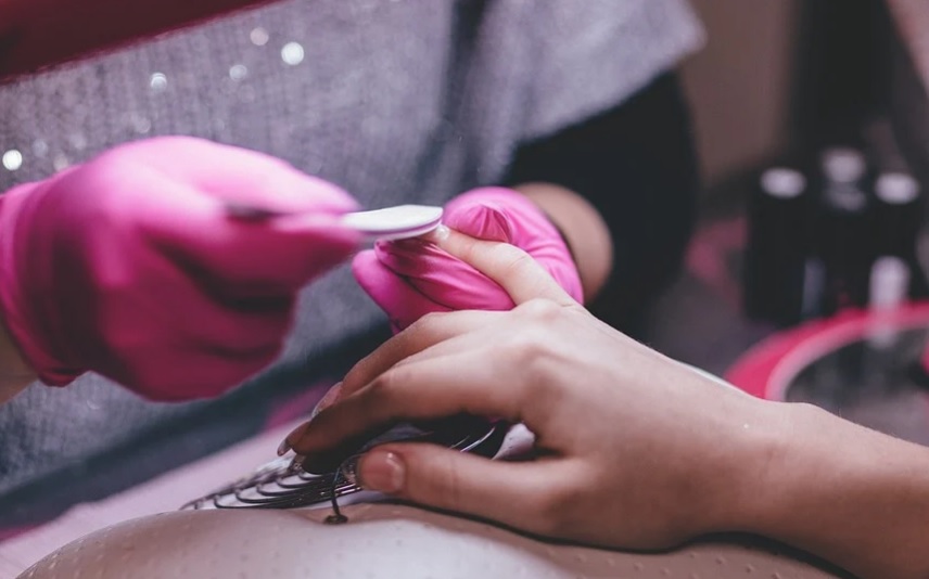 Bolsonaro deve vetar auxílio de R$ 600 para manicures e barbeiros