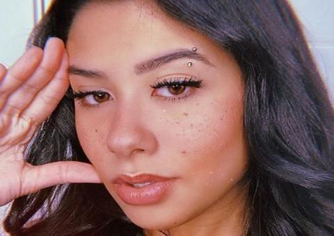 Cinthia Cruz enlouquece seguidores ao posar de fio-dental com bumbum empinado na mesa