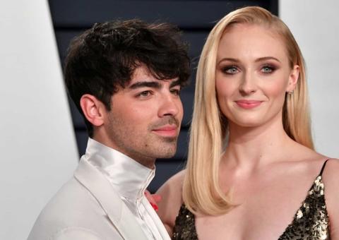 Sophie Turner exibe barrigão de grávida em passeio com Joe Jonas, veja fotos