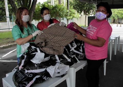 Em Manaus, distribuição de 25 mil roupas femininas vai até o fim do mês, diz Semasc