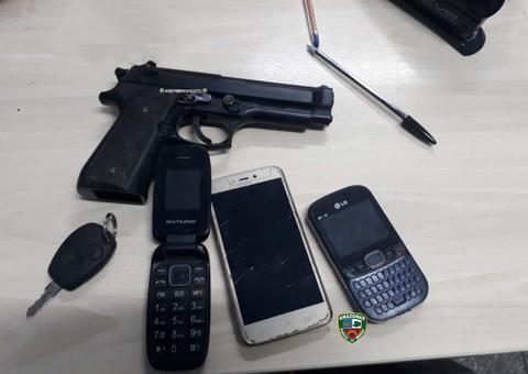 Dupla é presa e adolescente apreendido fazendo arrastão em carro na zona Norte de Manaus 