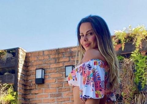 Aos 45 anos, Viviane Araújo ostenta corpo sarado e bumbum na nuca