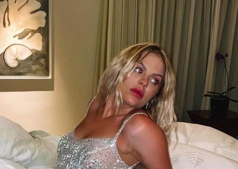 Luísa Sonza sensualiza na cama ostentando corpão