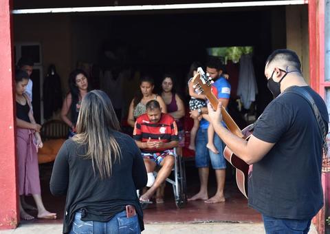 Igreja realiza oração em frente de residências em Manaus