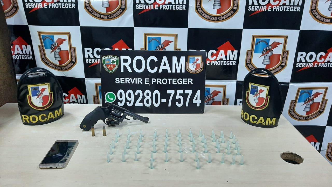 Irmãos são detidos com arma e drogas em rua de Manaus 