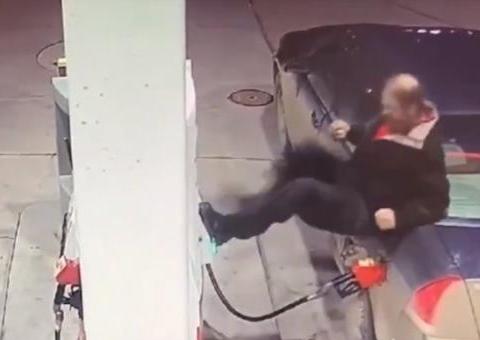 Vídeo mostra homem tendo ataque de fúria em posto de combustível 