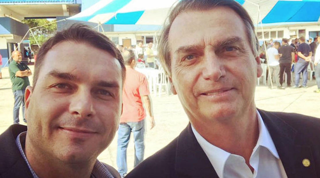 Filho de Bolsonaro era investigado pela PF do Rio, diz ex-superintendente em depoimento