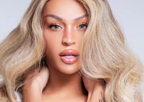 Pabllo Vittar coloca peitos turbinados para jogo em foto ousada
