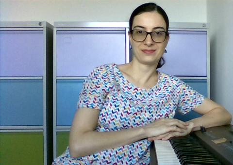 UEA em Casa tem apresentação especial para crianças com a professora Caroline Caregnato