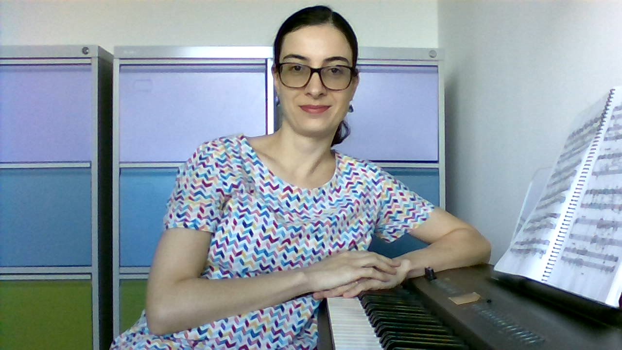 UEA em Casa tem apresentação especial para crianças com a professora Caroline Caregnato