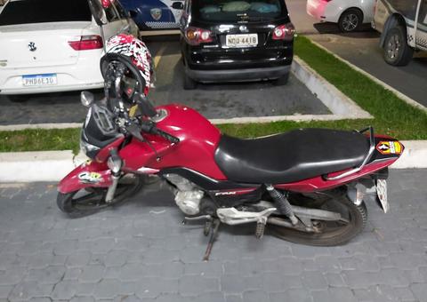 Adolescente é encurralado e leva surra de populares após roubar motocicleta em Manaus