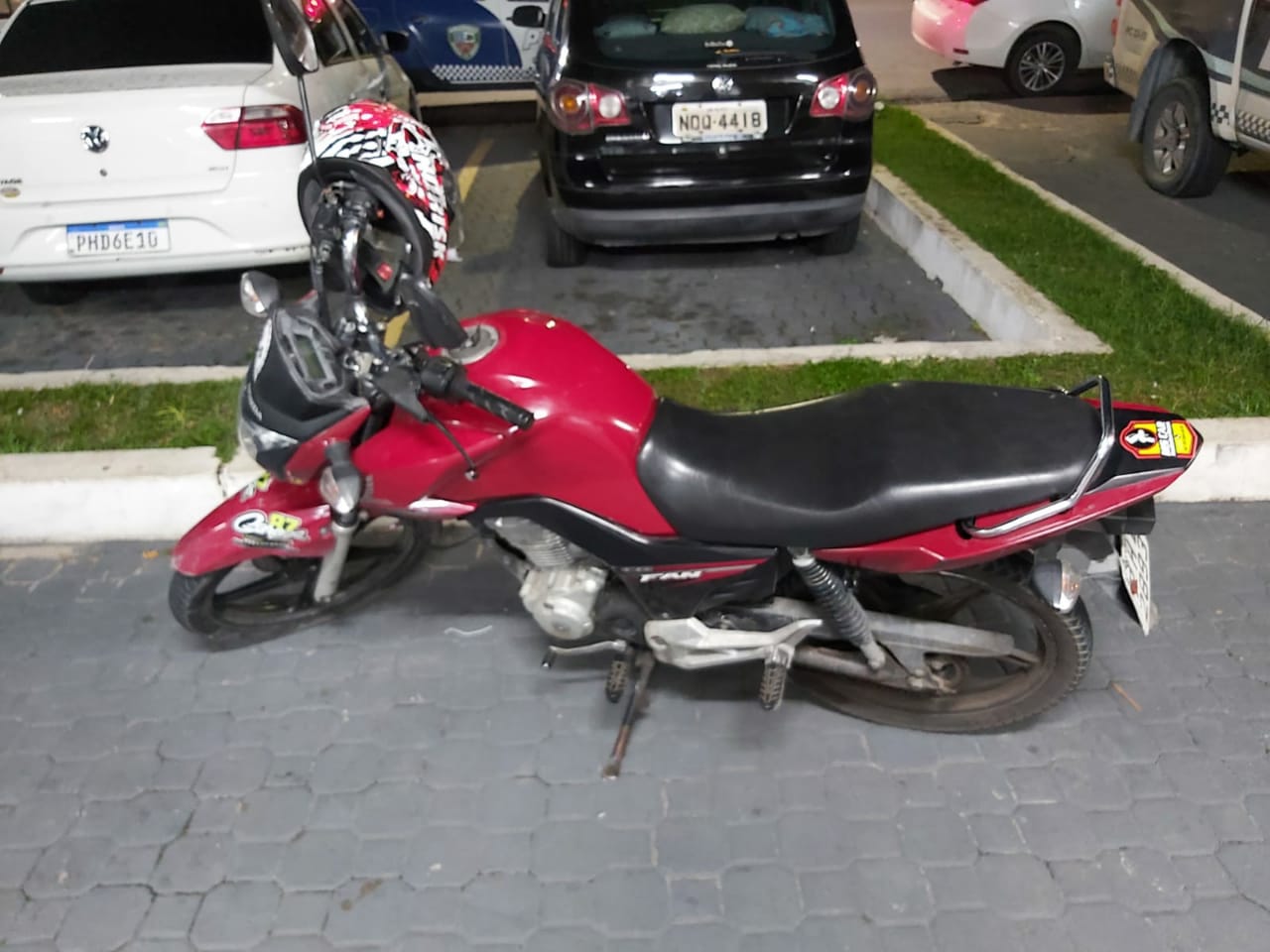 Adolescente é encurralado e leva surra de populares após roubar motocicleta em Manaus