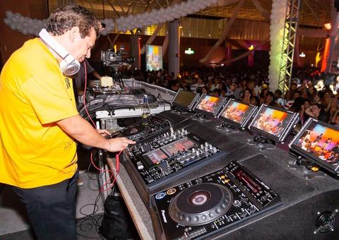 Live ‘I Love 90’ arrecada alimentos para profissionais de eventos em Manaus