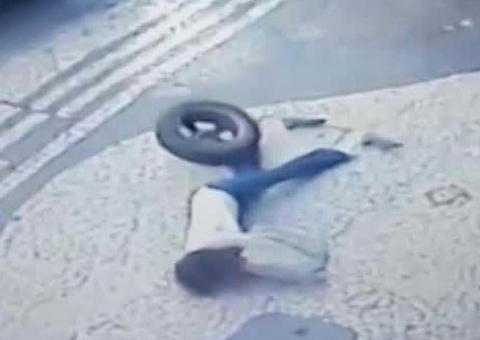Vídeo mostra mulher sendo atingida por pneu que soltou de carro em movimento 
