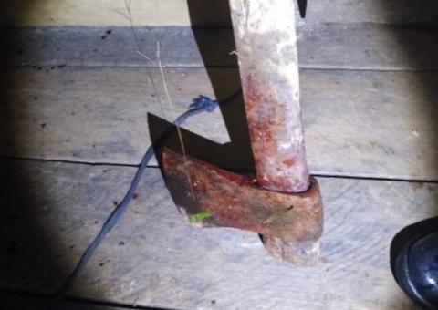 Homem mata irmão com machadada na cabeça enquanto ele dormia 