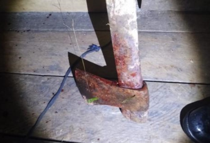 Homem mata irmão com machadada na cabeça enquanto ele dormia 