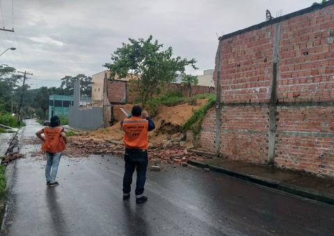 Muro de casa desaba durante chuva em Manaus 