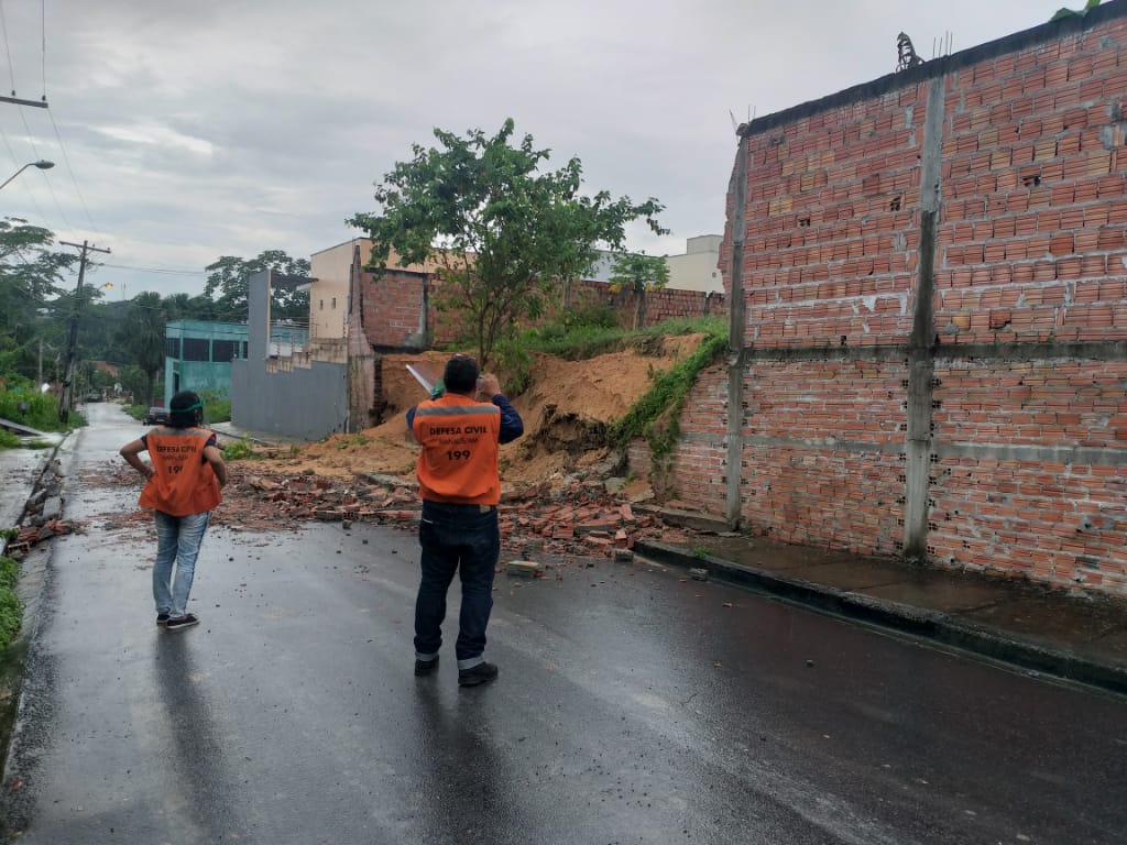 Muro de casa desaba durante chuva em Manaus 