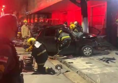 Homem é retirado às pressas de carro destruído após arrastar poste em Manaus