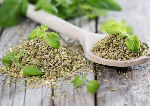 Veja chás que podem fazer descer menstruação atrasada; saiba como