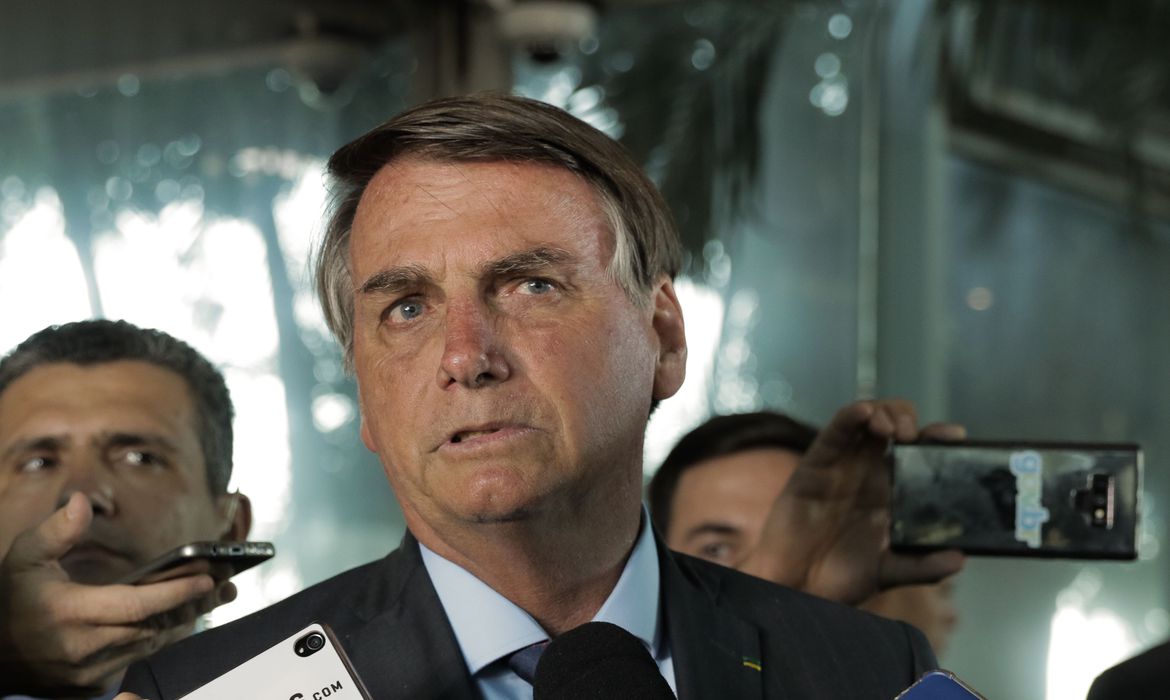 Bolsonaro sanciona com vetos projeto que amplia auxílio emergencial