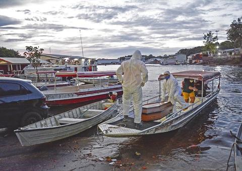 Corpo de idosa com suspeita de Covid-19 é removido de lancha em comunidade ribeirinha de Manaus 