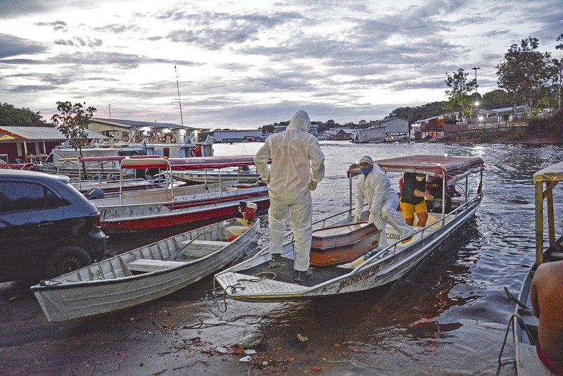 Corpo de idosa com suspeita de Covid-19 é removido de lancha em comunidade ribeirinha de Manaus 