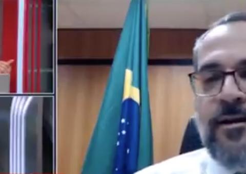 Ministro da Educação Weintreub bate boca ao vivo ao ser perguntado sobre Teich na CNN Brasil