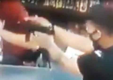 De máscara, dupla armada toca terror em mercadinho de Manaus; Veja vídeo 