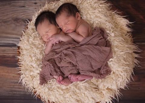 Homem se choca ao descobrir que é pai apenas de um dos gêmeos da esposa